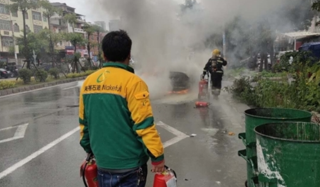  【烈火無情人有情】美福石油加油站協(xié)助南安消防中隊(duì)撲滅自燃車輛